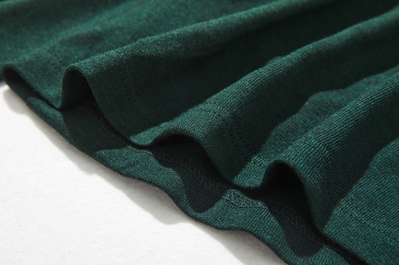 光滑優質的羊毛混紡套頭衫，適合日常穿著。深綠色。 230213-3 第4張的照片