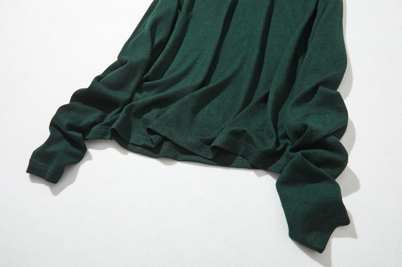 光滑優質的羊毛混紡套頭衫，適合日常穿著。深綠色。 230213-3 第3張的照片