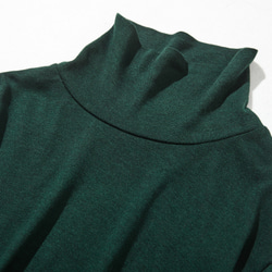 光滑優質的羊毛混紡套頭衫，適合日常穿著。深綠色。 230213-3 第2張的照片
