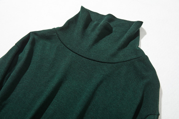 光滑優質的羊毛混紡套頭衫，適合日常穿著。深綠色。 230213-3 第2張的照片