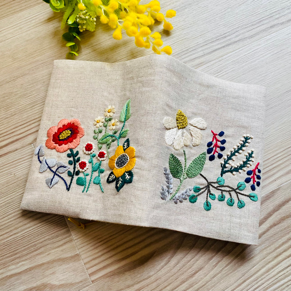 手刺繍ブックカバー花＊文庫本 1枚目の画像