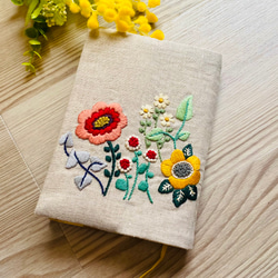 手刺繍ブックカバー花＊文庫本 2枚目の画像