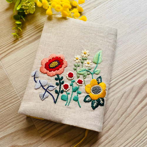 手刺繍の温もりブックカバー - 読書時間を特別に・花＊文庫本 ブック
