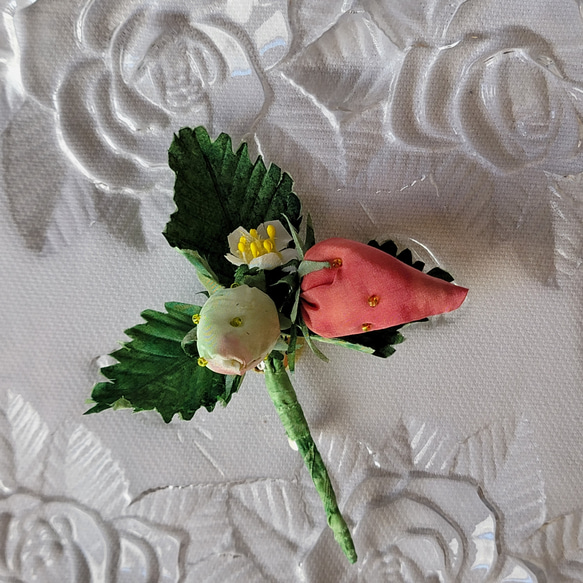 布花 （正絹）手染め 　大人可愛い苺の ブローチ　 10枚目の画像