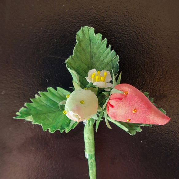 布花 （正絹）手染め 　大人可愛い苺の ブローチ　 11枚目の画像