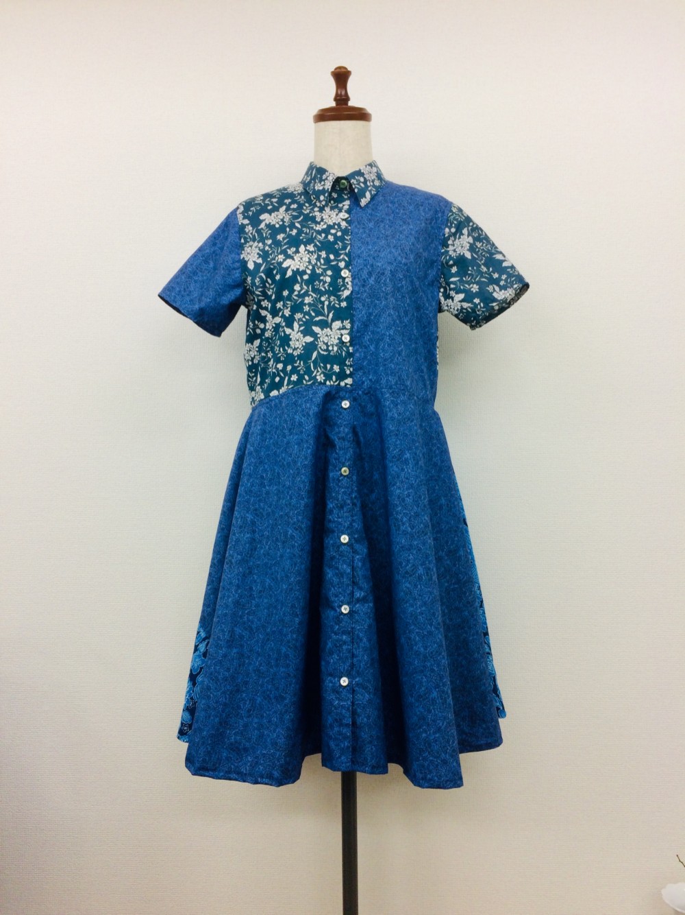 【ハンドメイドワンピース】花柄生地リユーズドワンピース　花柄ブルー＆グリーン切替し　半袖フレアースカート