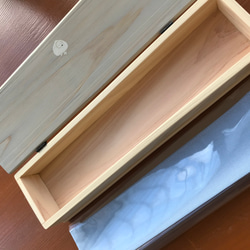 食卓に置ける箸箱(雷鳥とゴム飛行機）蓋付き箸入れ　ヒノキの箸箱　片手で開けられるカトラリーケース　小物入れ　メガネ入れ 8枚目の画像