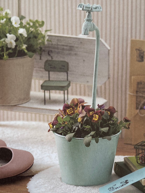 《可愛いバケツ蛇口型 鉢 》パンセタップポット 観葉植物 多肉植物 お花の寄せ植えに ガーデニング ブリキ缶 189 2枚目の画像