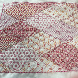 【ニー】白に赤が映えるロホリカンタ　刺し子　刺繍布　　フリンジ 刺し子 メリークリスマス | リバティ 生地、編み物、刺繍