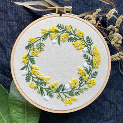 ミモザのリース(手刺繍・ビーズ) ファブリックパネル(刺繍枠