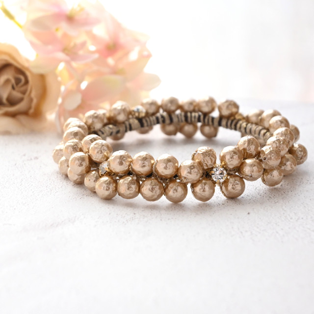 春もの超早割✨煌めくビジュー×シュリンクパール シュシュ＊ブレスレット《ベージュ》✨特集掲載作品