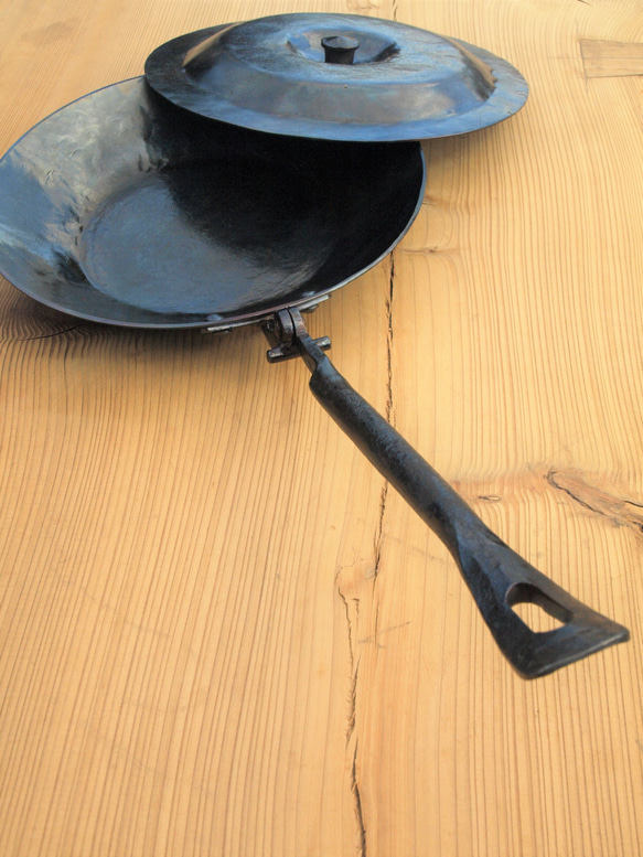 【訂做】鐵藝煎鍋可折疊單人營地篝火野營裝備 第2張的照片