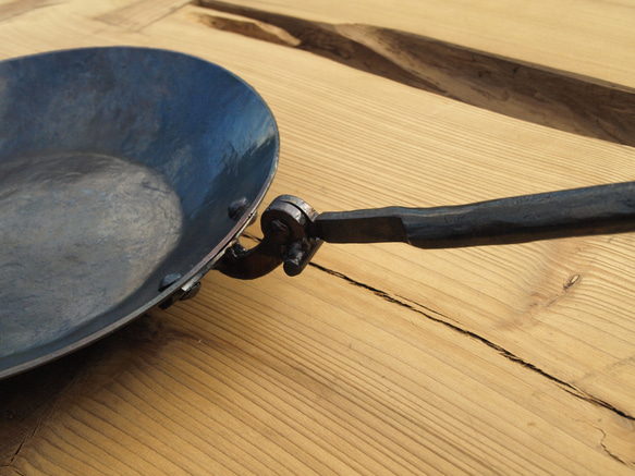 【受注生産】鍛造鉄のフライパン折り畳み式　ソロキャンプ焚き火キャンプギア 5枚目の画像