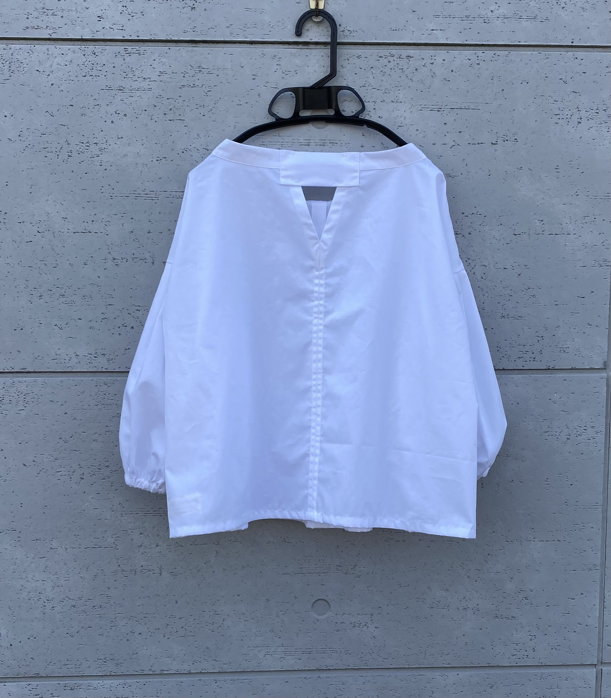 白いブラウス衿は抜けたスタンドカラー