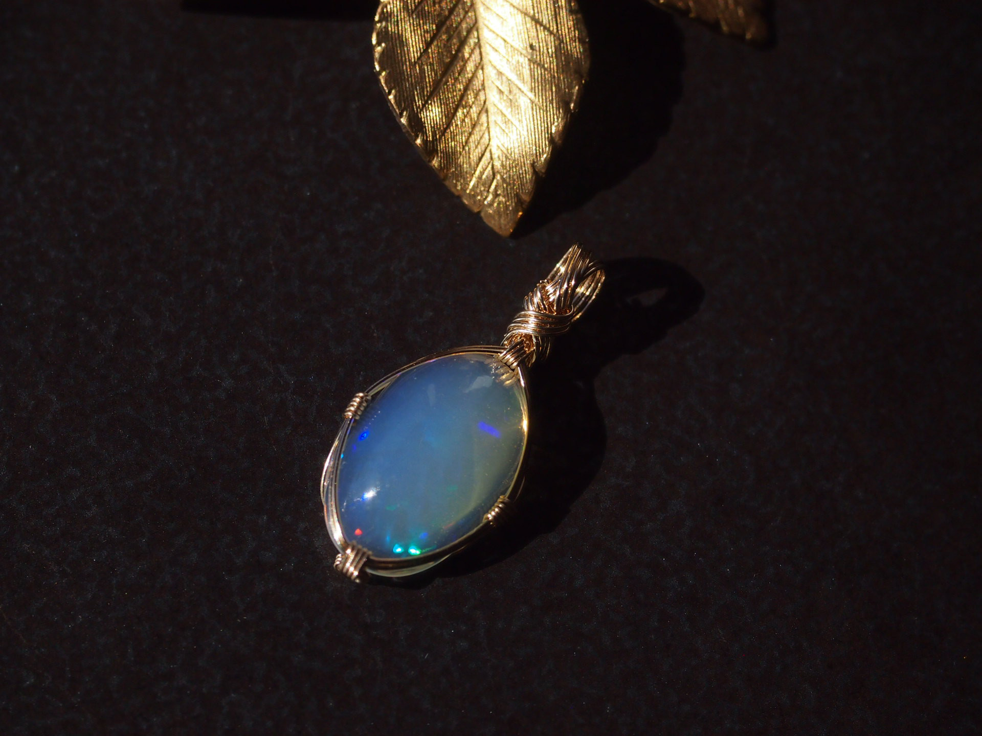 エチオピア産のカボションカットオパールの女神巻き®ペンダントトップ