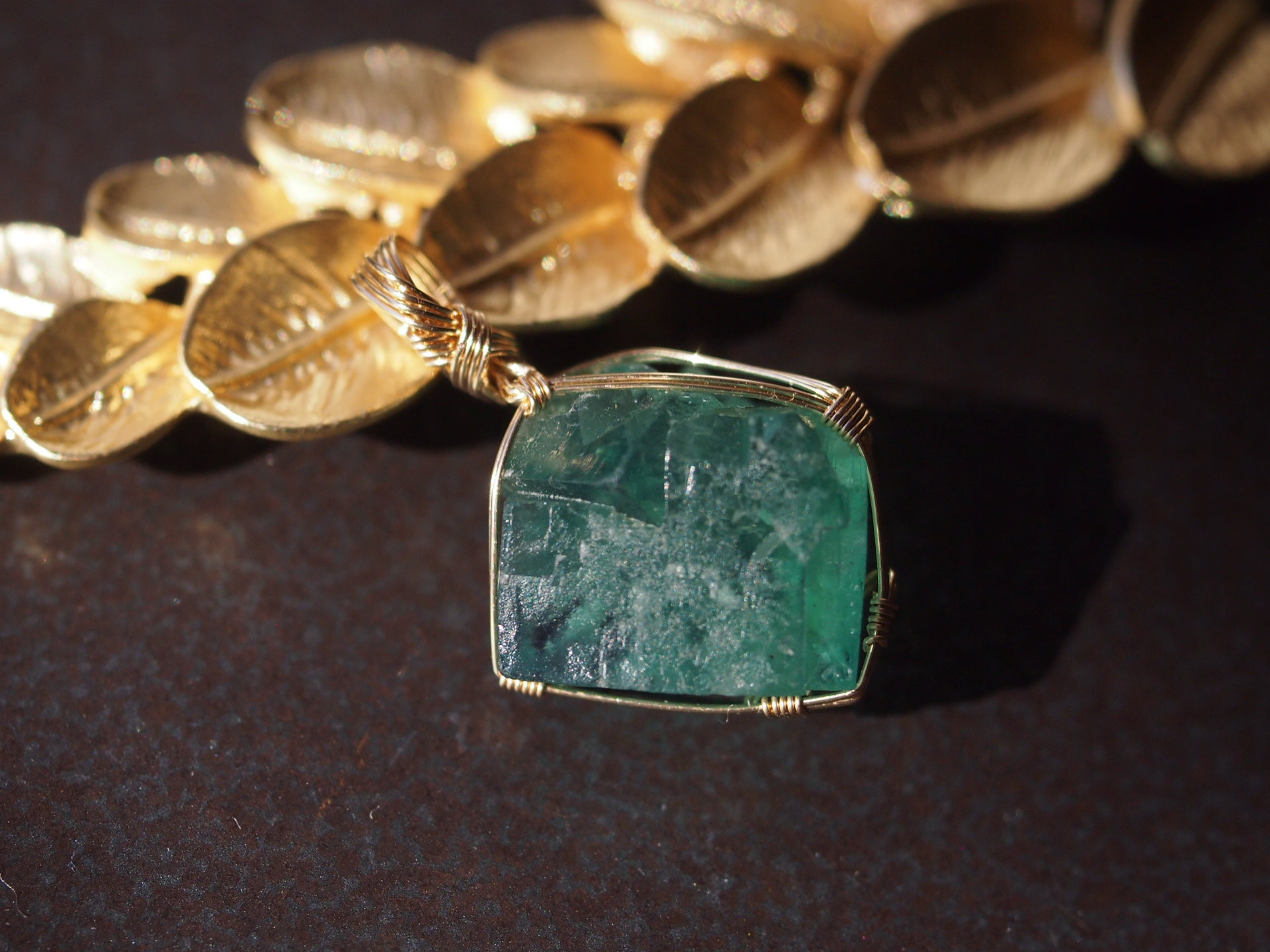 貫入双晶タイプのロジャリー鉱山フローライト原石の女神巻き®ペンダントトップ 7,992円