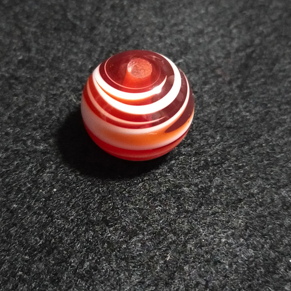 とんぼ玉２個セット(赤、白、オレンジのマーブル柄) 3枚目の画像