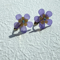 レジンでできたクリアカラーのお花イヤリング(ピアス) 1枚目の画像