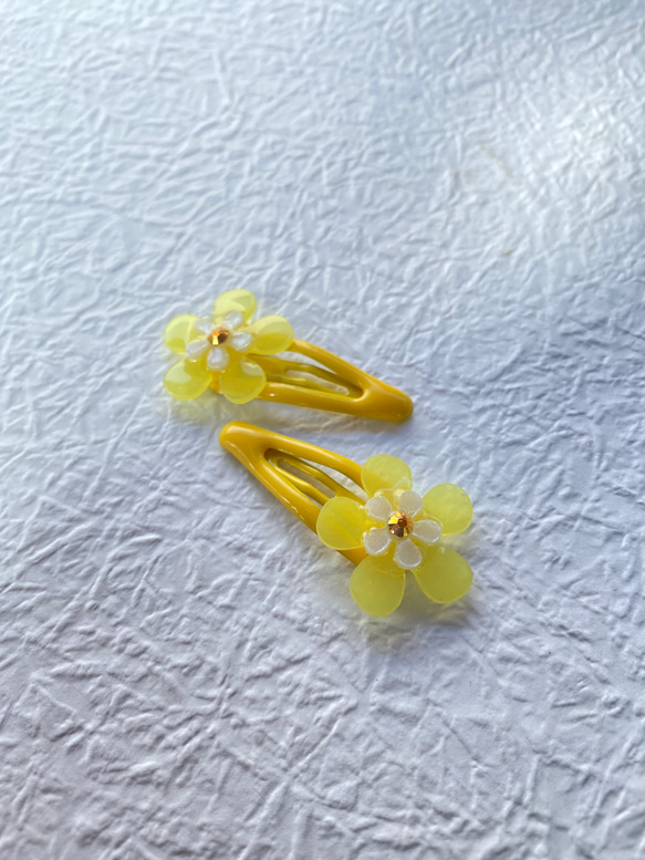 レジンでできたクリアカラーのお花パッチンピン 1枚目の画像