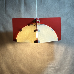フェルト製ランプシェード　ペンダントライト　羽根つきドーム　レッド×ホワイト　 1枚目の画像