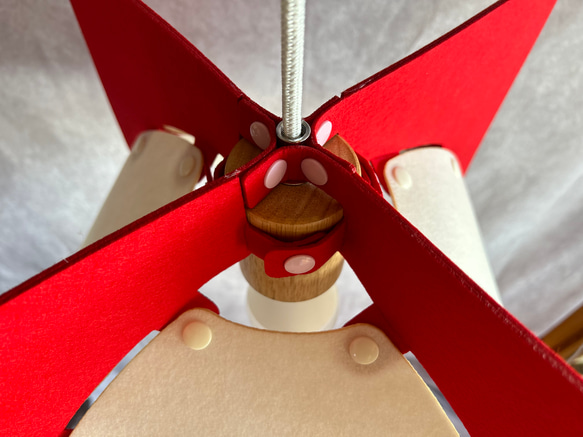 フェルト製ランプシェード　ペンダントライト　羽根つきドーム　レッド×ホワイト　 7枚目の画像