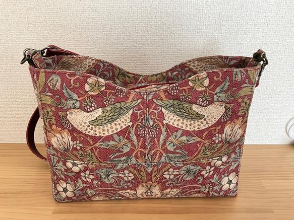 一点限定【ウィリアムモリス いちご泥棒】ダーツ入り型押合皮ショルダーバッグ 一点限定【ウィリアムモリス いちご泥棒】ダーツ入り型押合皮