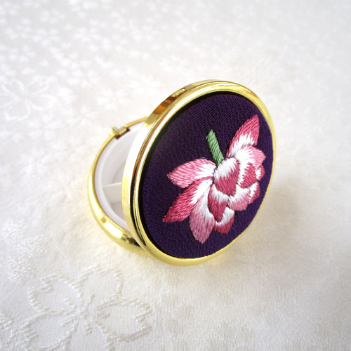 日本刺繍 赤椿 絹のピルケース アクセサリーケース（ミラー付き