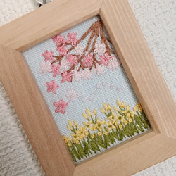ミニ刺繡フレーム　菜の花と桜の風景 4枚目の画像