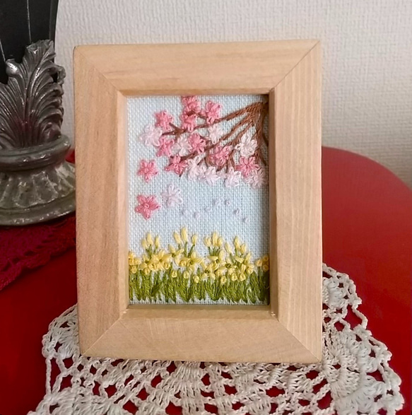 ミニ刺繡フレーム　菜の花と桜の風景 1枚目の画像