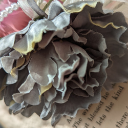 [Creema 限量 5 件] 帶包裝♡灰色牡丹和紫紅色海葵胸花 入學儀式 畢業典禮 第2張的照片