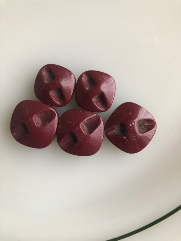 アンティーク ボタン 5個　ビンテージ 昭和 レトロ 個性的 ハンドメイド素材 日本製 ポップ アクセ ワインレッド　紫 4枚目の画像