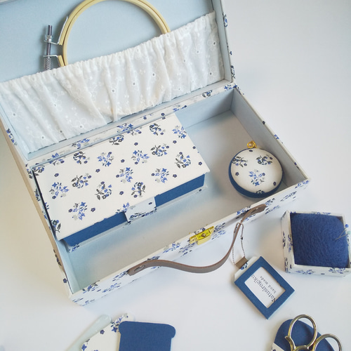 トランク型お裁縫箱とお裁縫道具のセット（ カルトナージュ、ブルー