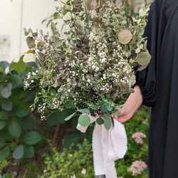 【ウェディング】ナチュラルです！  ユーカリとかすみ草のドライフラワーブーケ　花束　花嫁 4枚目の画像