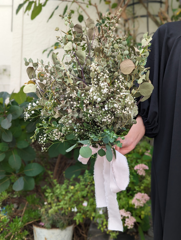 【ウェディング】ナチュラルです！  ユーカリとかすみ草のドライフラワーブーケ　花束　花嫁 4枚目の画像