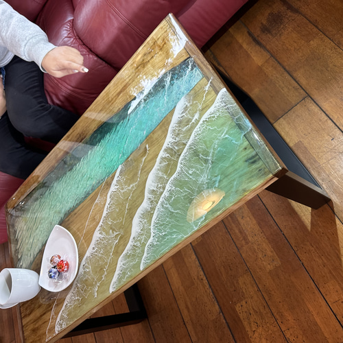 最終値下げ、レトロテーブル、海のはじまりで使用していたテーブル似。 最終値下げ】【未使用】幅125㎝ 天然木 ヘリンボーン リビングテーブル