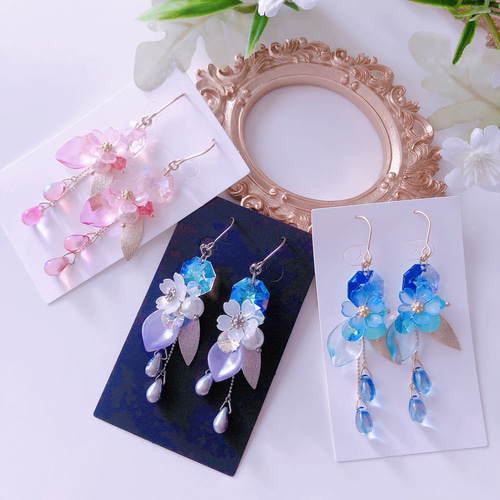 桜舞う クリスタルガラスのピアス／イヤリング（サファイア