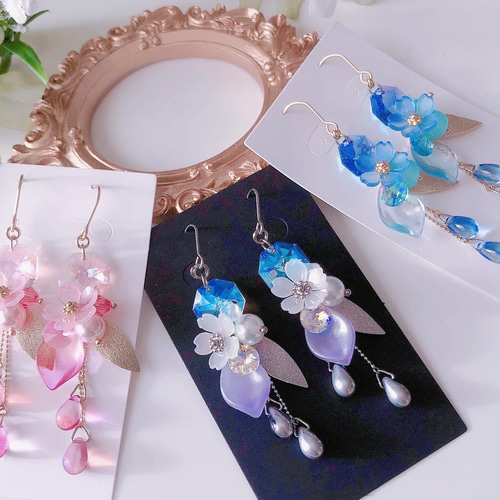 桜舞う クリスタルガラスのピアス／イヤリング（サファイア ブルー