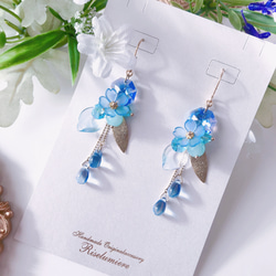 桜舞う クリスタルガラスのピアス／イヤリング（サファイア ブルー