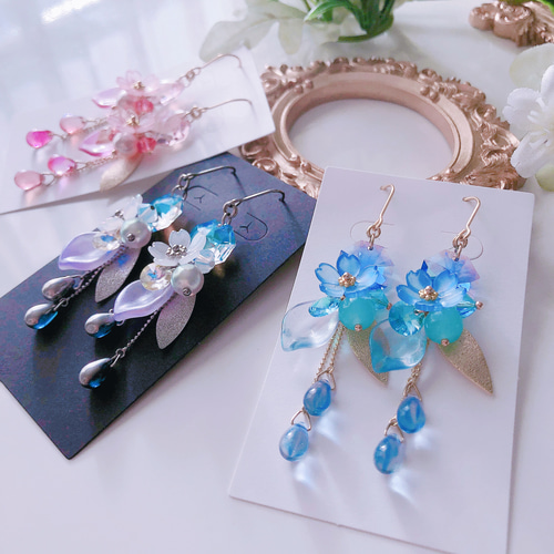 桜舞う クリスタルガラスのピアス／イヤリング（サファイア ブルー