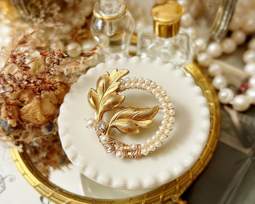 スワロフスキーパールとリーフのブローチ【お呼ばれ・上品・ボタニカル
