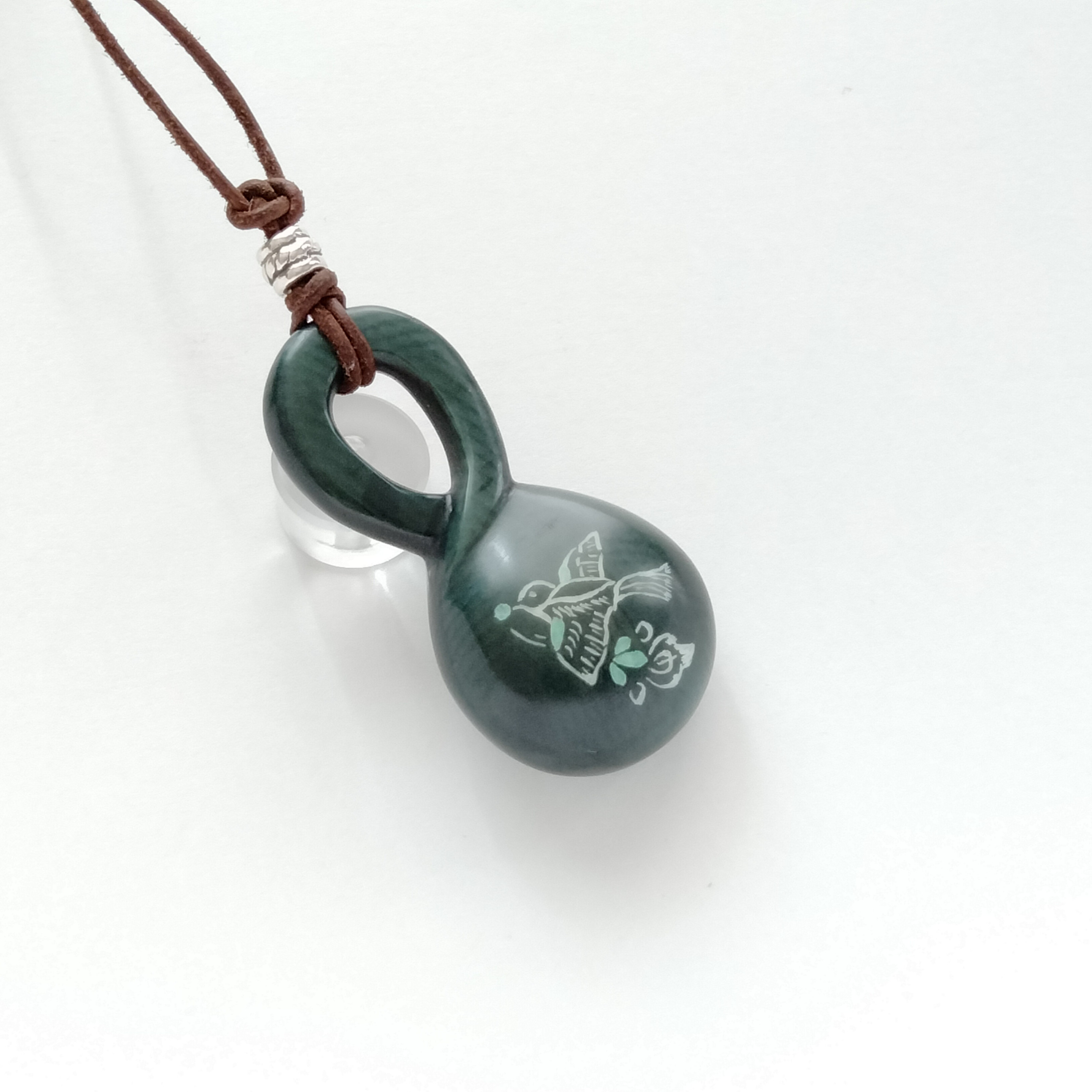 象牙の草木染ペンダント　花喰鳥模様