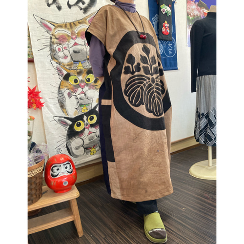 暖簾(古布)とのぼり旗の紋の柿渋染めワンピース(ポケット筒がき