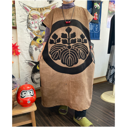 暖簾(古布)とのぼり旗の紋の柿渋染めワンピース(ポケット筒がき刺し子 