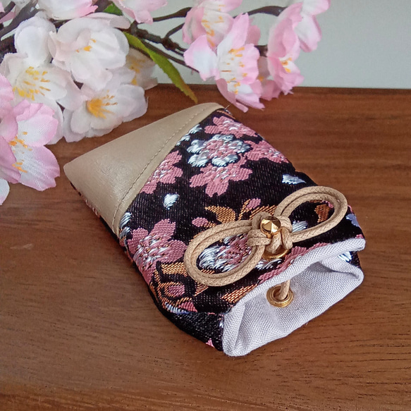 異素材MIX  お守り袋　金欄×フェイクレザー　✿和桜(黒ピンク)✿　ベージュ 1枚目の画像