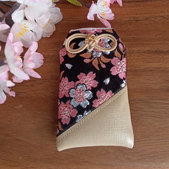 異素材MIX  お守り袋　金欄×フェイクレザー　✿和桜(黒ピンク)✿　ベージュ 2枚目の画像
