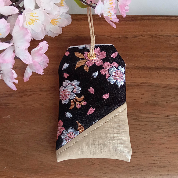異素材MIX  お守り袋　金欄×フェイクレザー　✿和桜(黒ピンク)✿　ベージュ 3枚目の画像