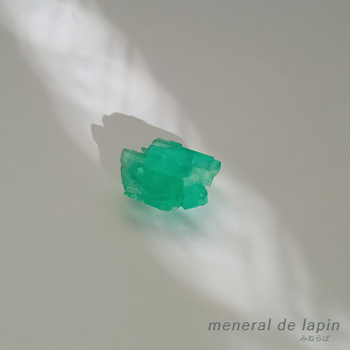 エメラルド原石 10.01カラット 天然石 mineral de lapin 通販 エメラルド原石 10.01カラット 天然石 mineral de lapin 通販