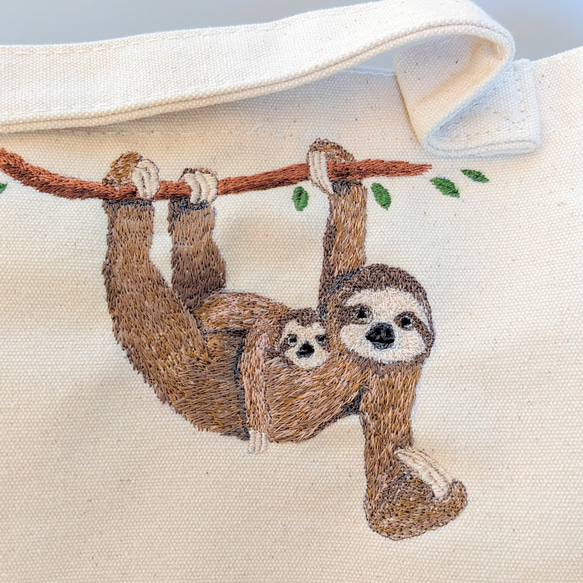 ナマケモノ親子の刺繍ショルダートートバッグ 2枚目の画像