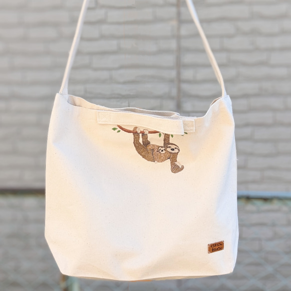 ナマケモノ親子の刺繍ショルダートートバッグ 1枚目の画像