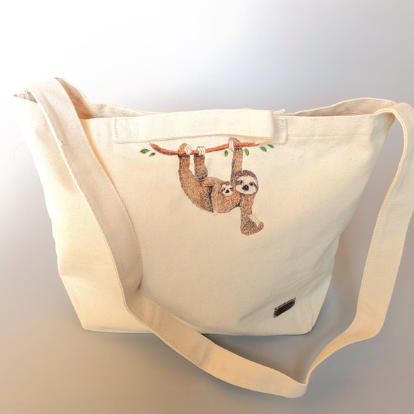 ナマケモノ親子の刺繍ショルダートートバッグ 4枚目の画像